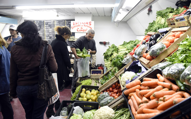Trabajadores de la Economía Popular ya ofrecen sus productos en el mercado de La Toma El Mercado Popular Rosario funciona en Tucumán al 1300. Se ofrecen frutas, verduras, aceites, pescados y panificados. El local es atendido por los mismos productores y trabajadores de la economía popular. . LA CAPITAL/Suarez Meccia Sebastian Suarez (Rosario - Argentina - Tags: Economía)