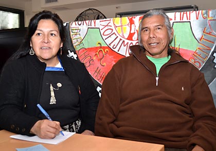 Veronica Huilipan junto al lider qom Félix Díaz.