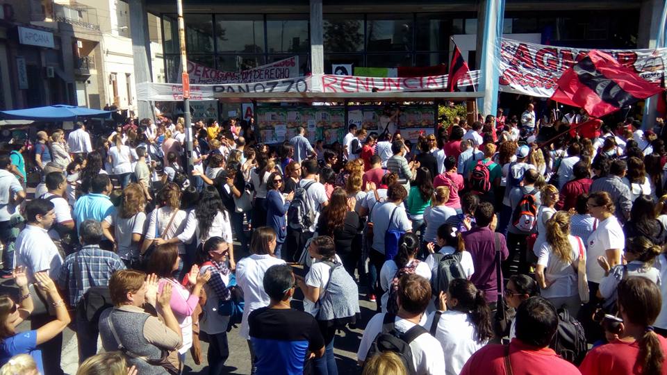Multitudinaria asamblea docente en el edificio del CGE tomado por Agmer Paraná.