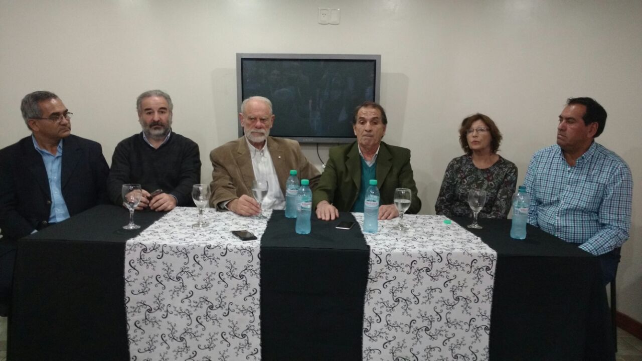 La cabecera de la conferencia de prensa del Frente en San Juan.