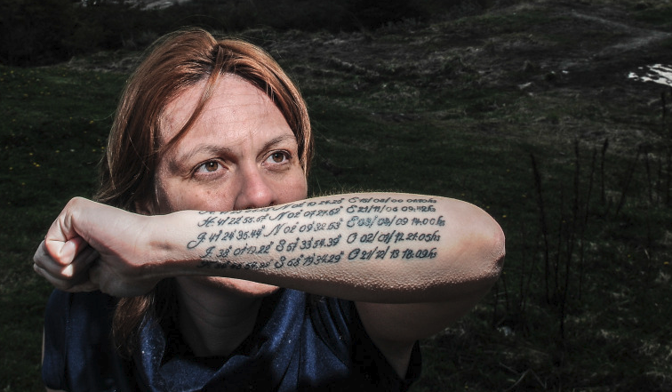 En su brazo izquierdo se tatuó la longitud y latitud de los lugares donde nacieron cada uno de sus cinco hijos. Foto Emiliana Miguelez