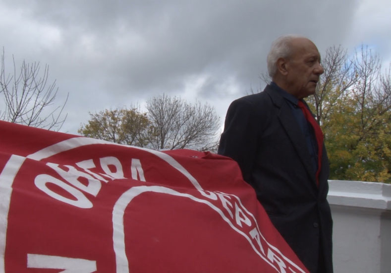 Ateo Jordán con la bandera de la FORA.